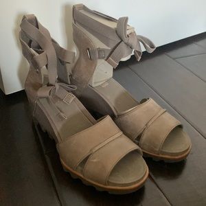 NEW Sorel Wedge Sandals with ties.  Size 7.5 in Taupe Leather. 2-3/4” wedge.